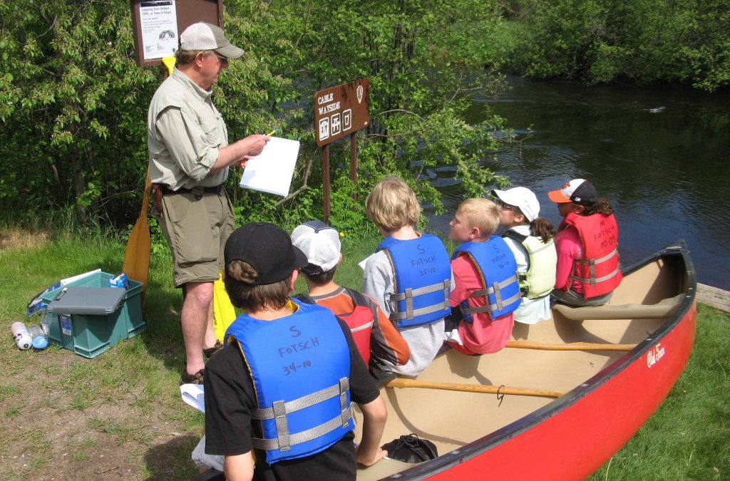 Students prepare for canoeing ecology lesson on a class field trip